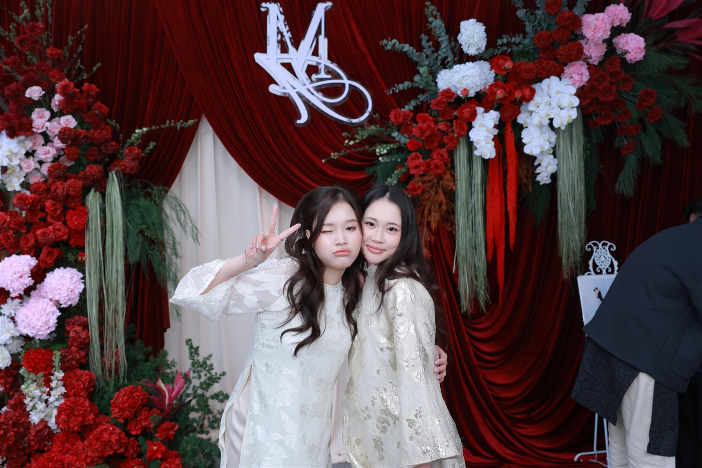 Khách chụp photobooth tại lễ ăn hỏi