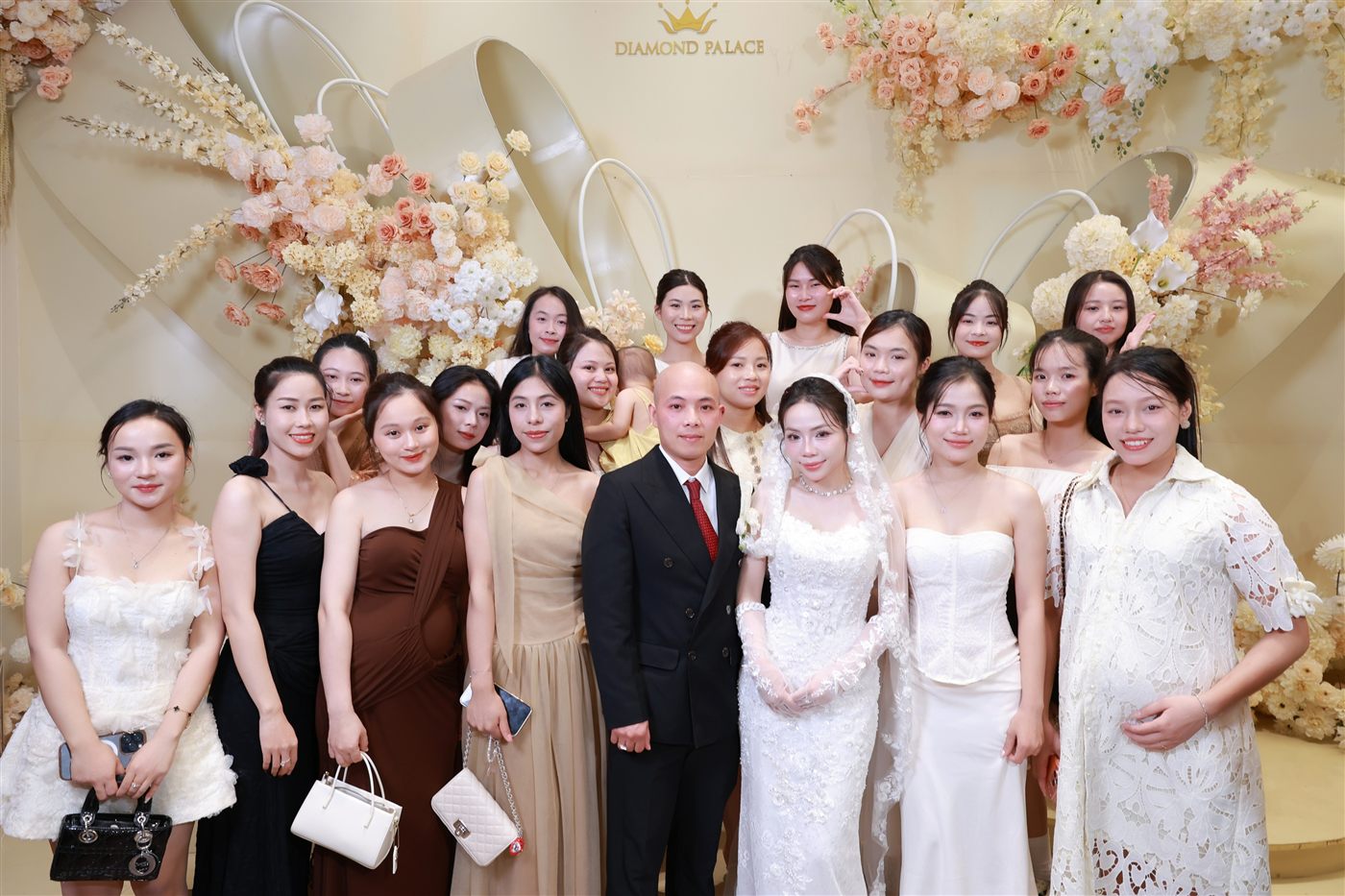 Cô dâu và khách mời chụp photobooth tại tiệc cưới Diamond Palace