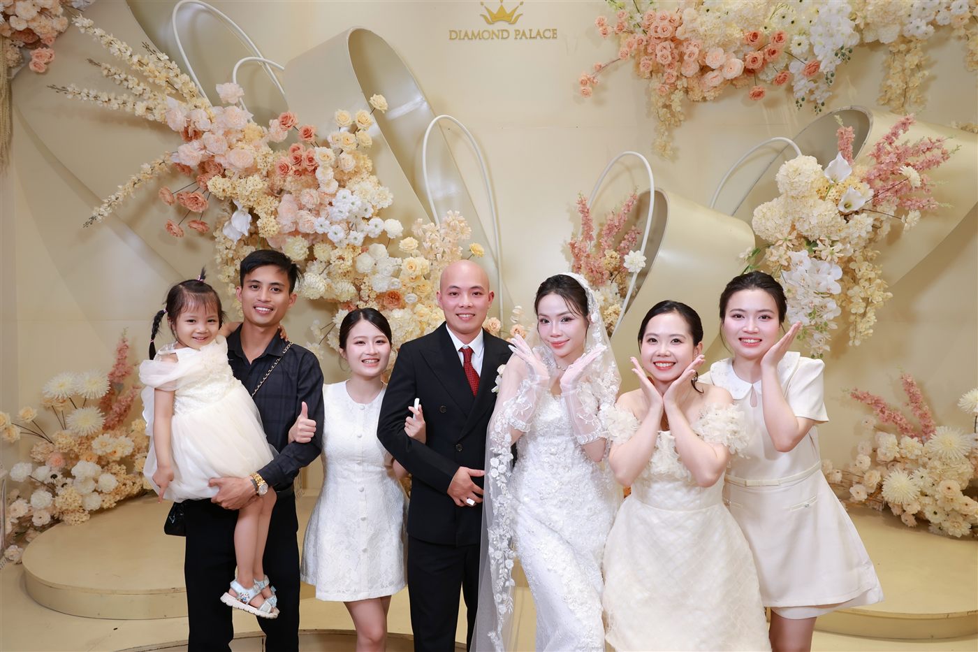 Khách mời chụp photobooth tại tiệc cưới Diamond Palace