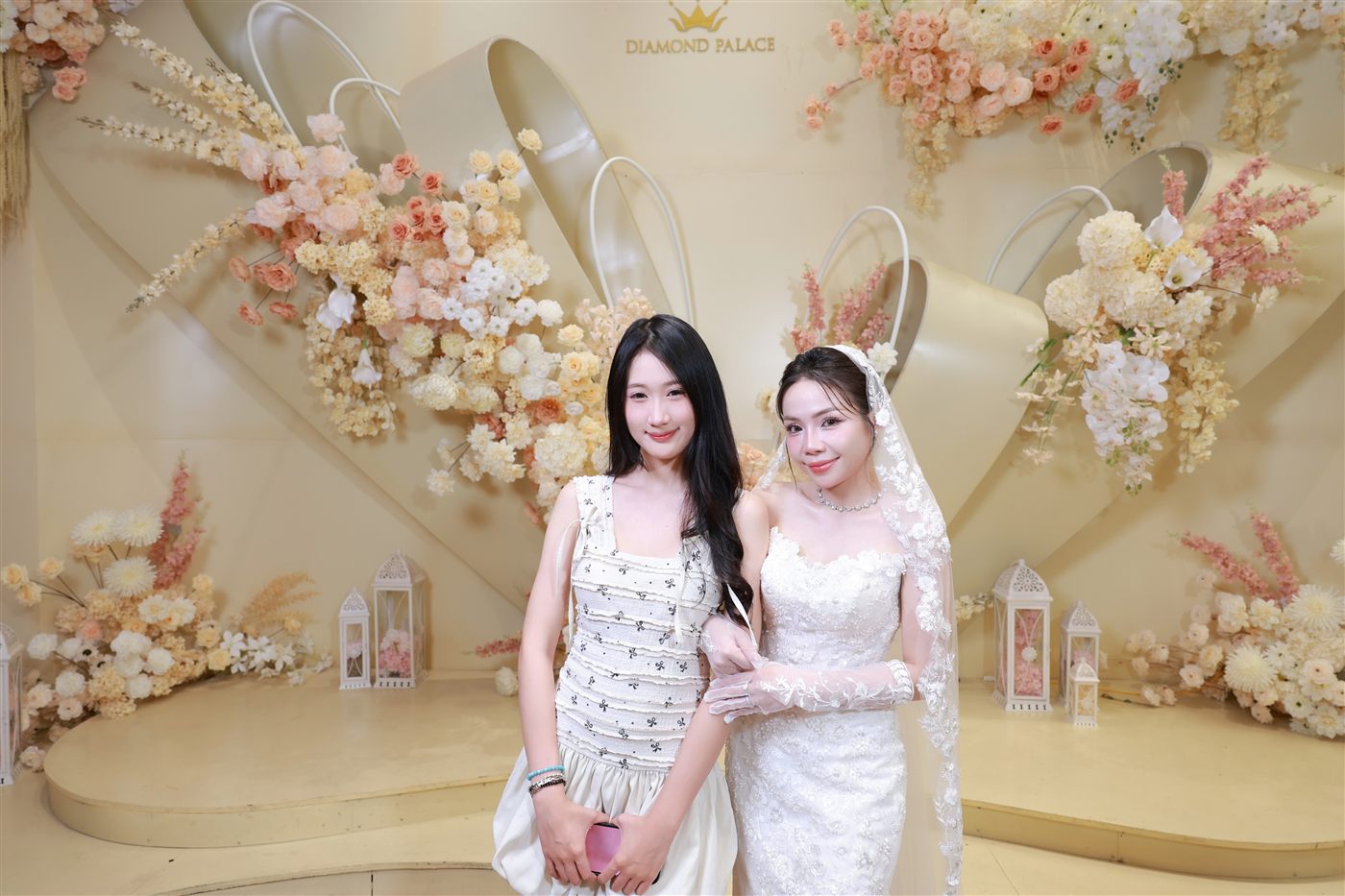 Nhóm bạn cô dâu chụp booth tại Diamond Palace