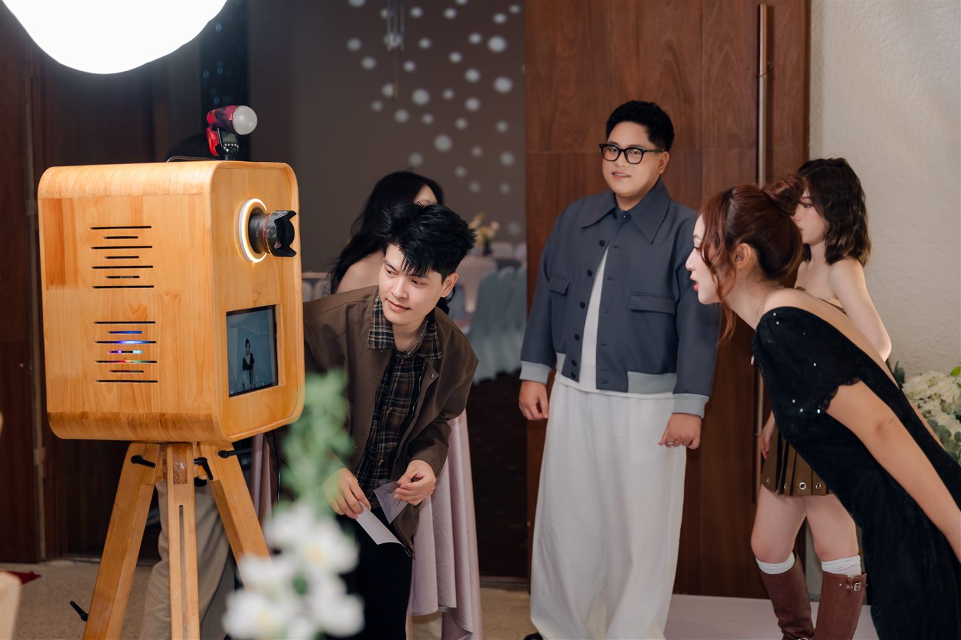 Ekip HM setup booth trước giờ tiệc