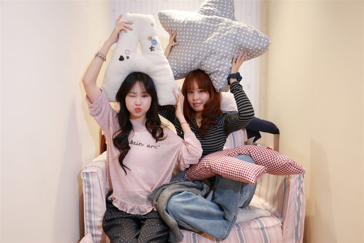 Khách chụp photobooth tại sự kiện brand Naked