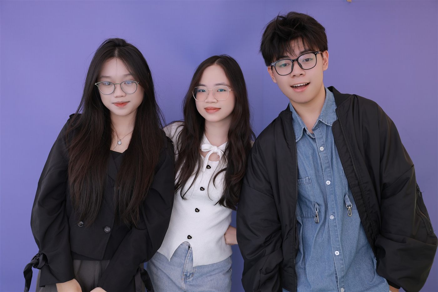 Học sinh chụp photobooth kỷ niệm thành lập trường